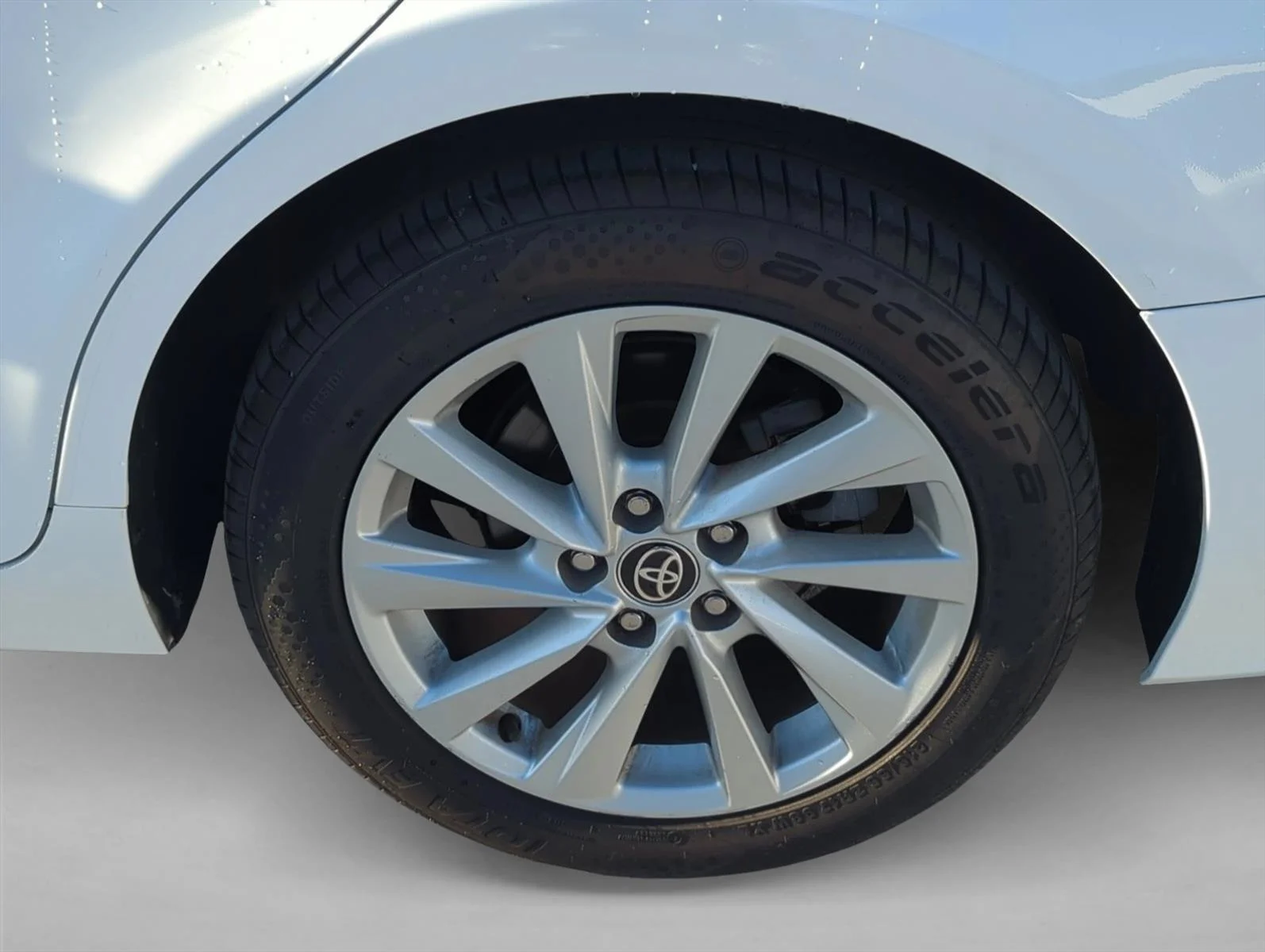 Used 2022 White Toyota LE image 6