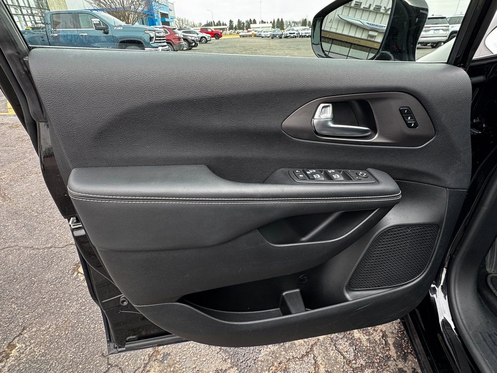 Used 2025  Chrysler Select image 14