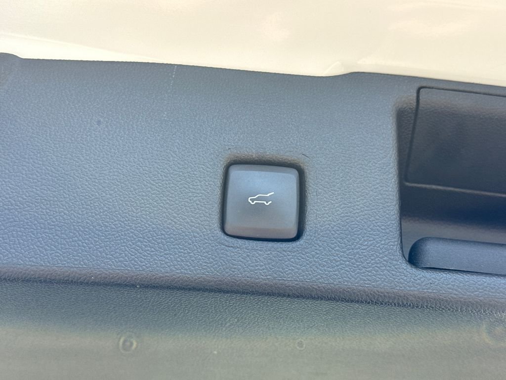 Used 2022 White Ford SE image 12