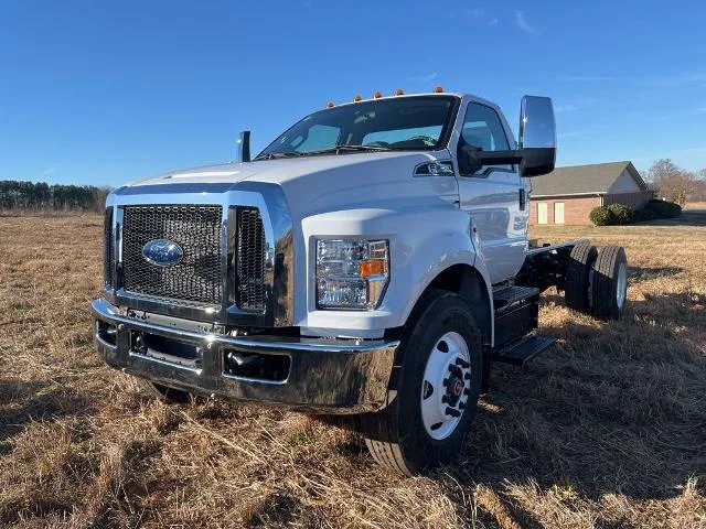 New 2025 Oxford White Ford F-750 SD Gas Straight Frame image 17