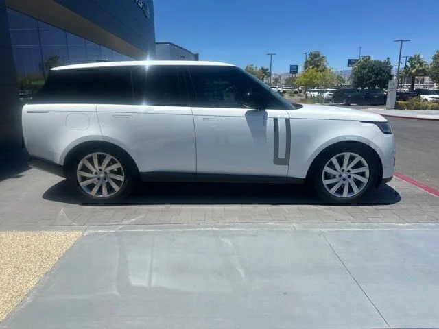 Used 2024  Land Rover SE image 4