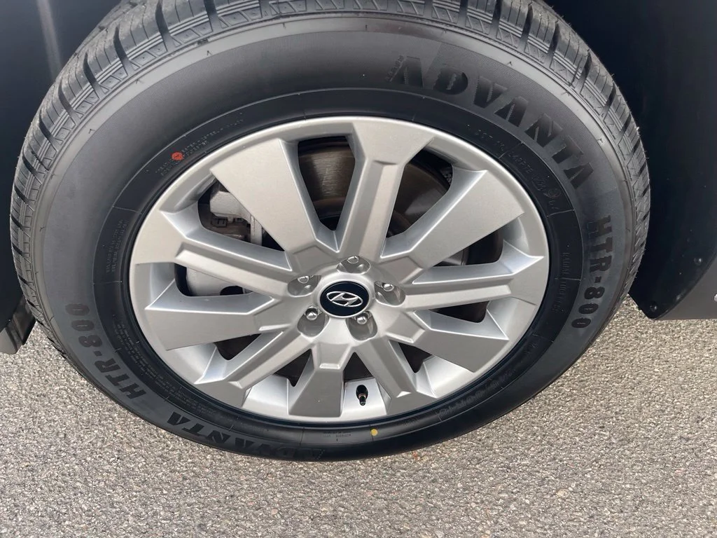 Used 2025 Hyper White Hyundai SEL image 40