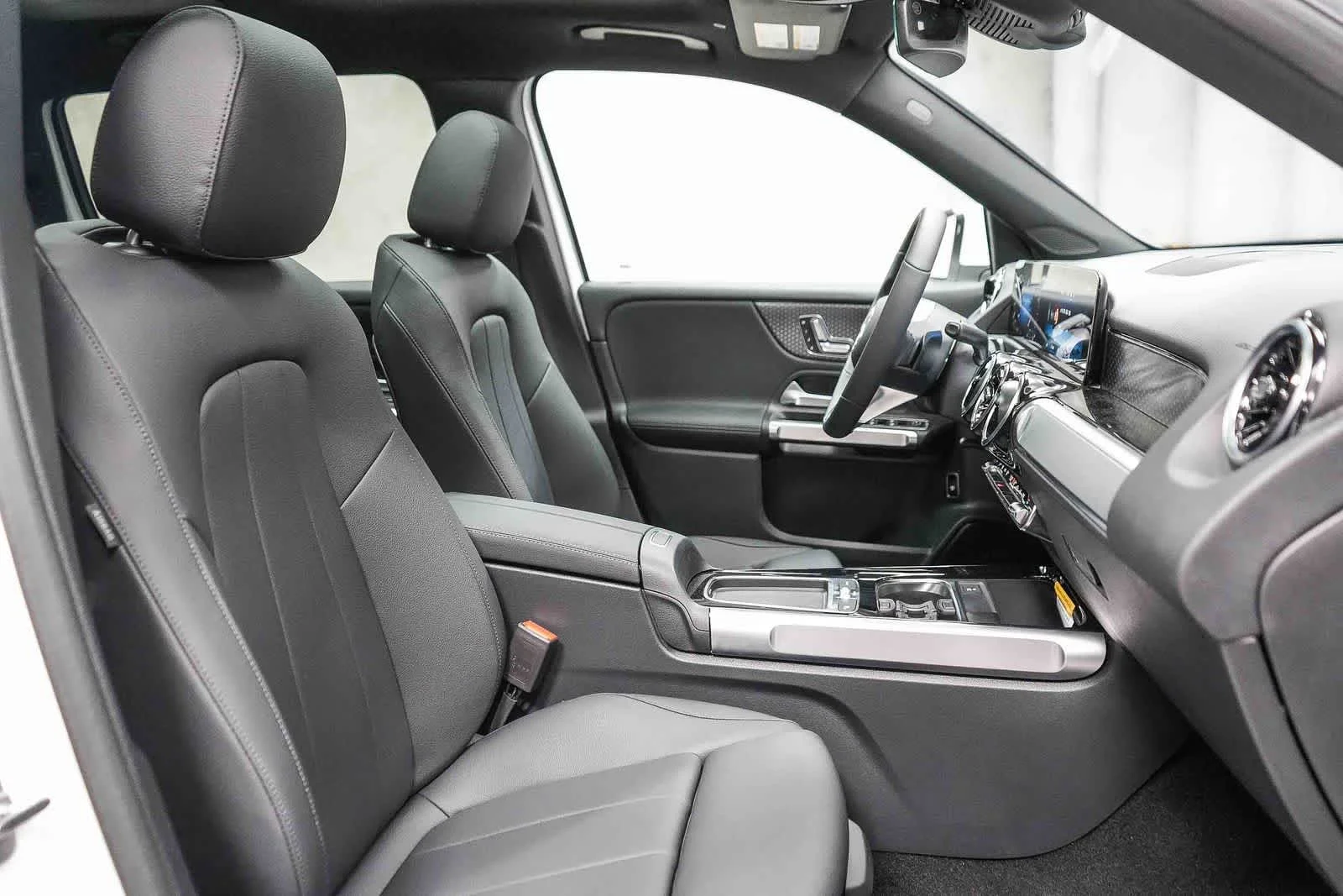 New 2026 Polar White Mercedes-Benz GLB 250 image 63