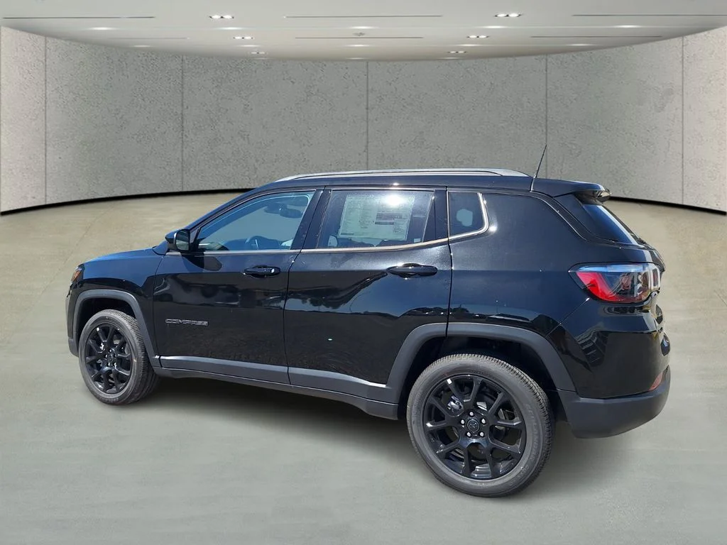 New 2026 Diamond Black Crystal Pearlcoat Jeep Latitude image 7
