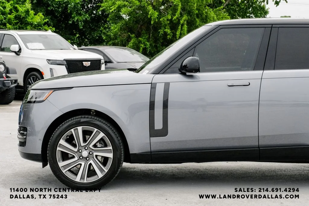 Used 2023 Grey Land Rover SE image 10