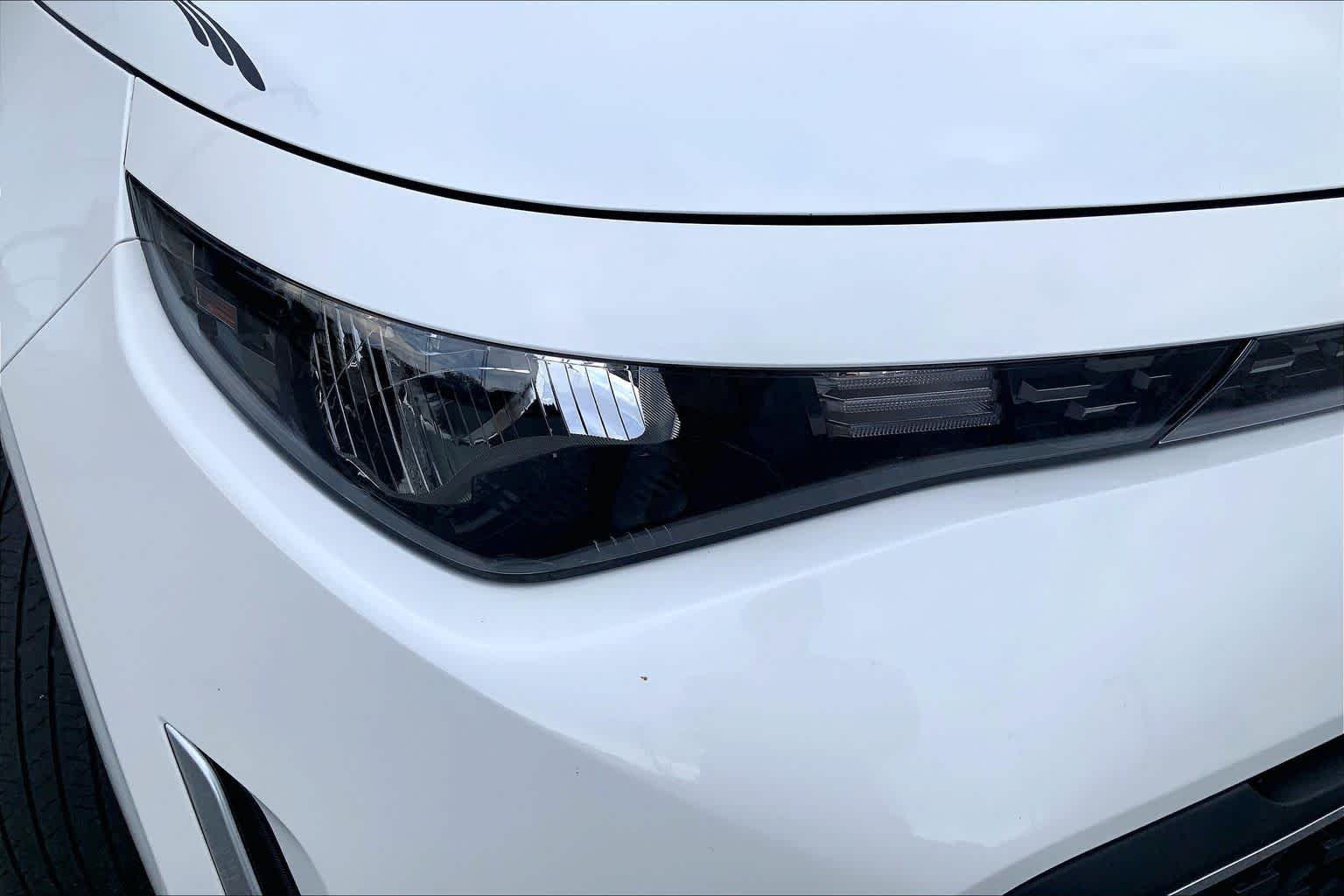 Used 2025 Snow White Pearl Kia LX image 25