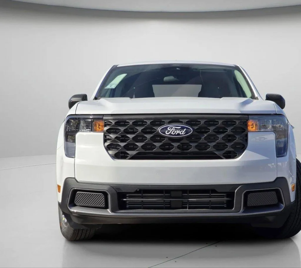 New 2026 Oxford White Ford XLT image 3