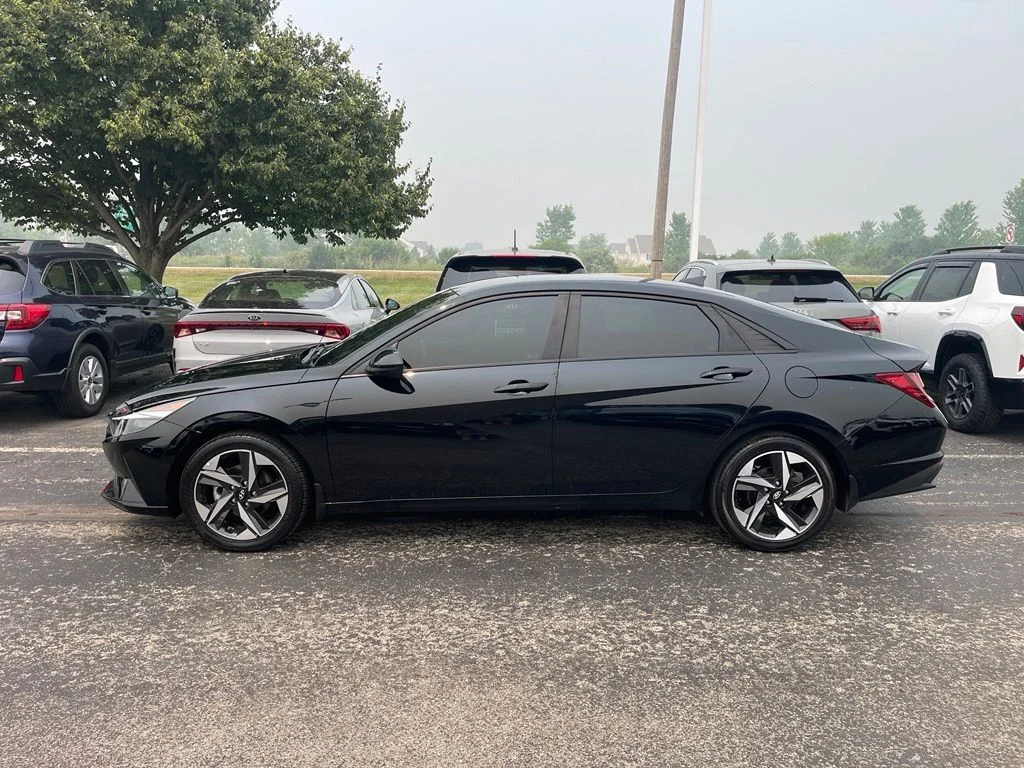 Used 2023 Phantom Black Hyundai SEL image 2