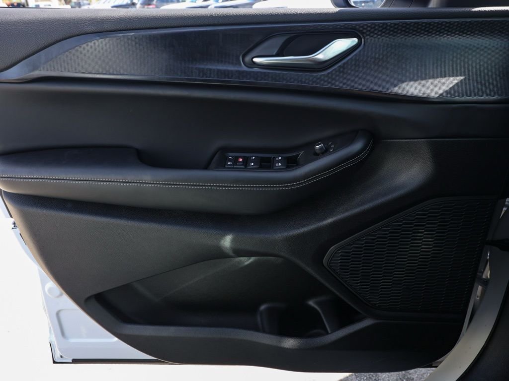 New 2026 Bright White Clear-Coat Exterior Paint Jeep Laredo X image 22