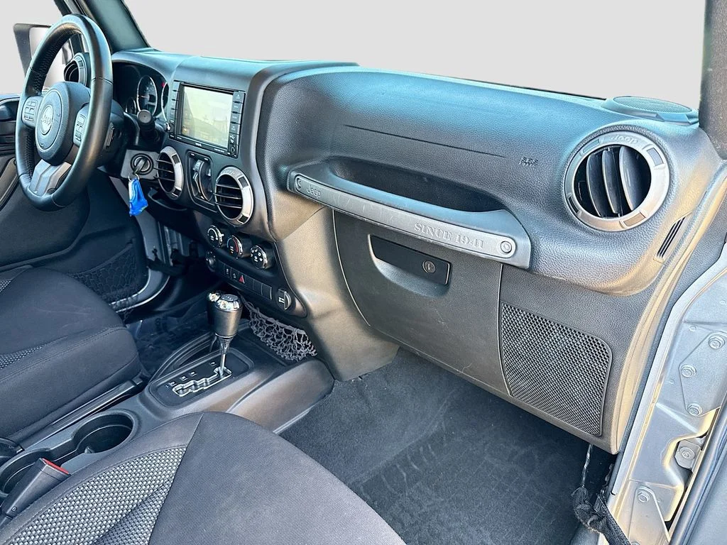 Used 2016 Billet Silver Metallic Clearcoat Jeep Black Bear image 24