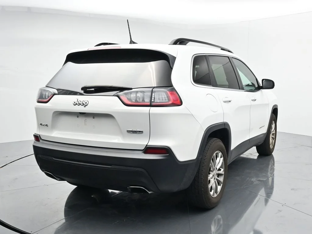 Used 2022 White Jeep Latitude Lux image 5