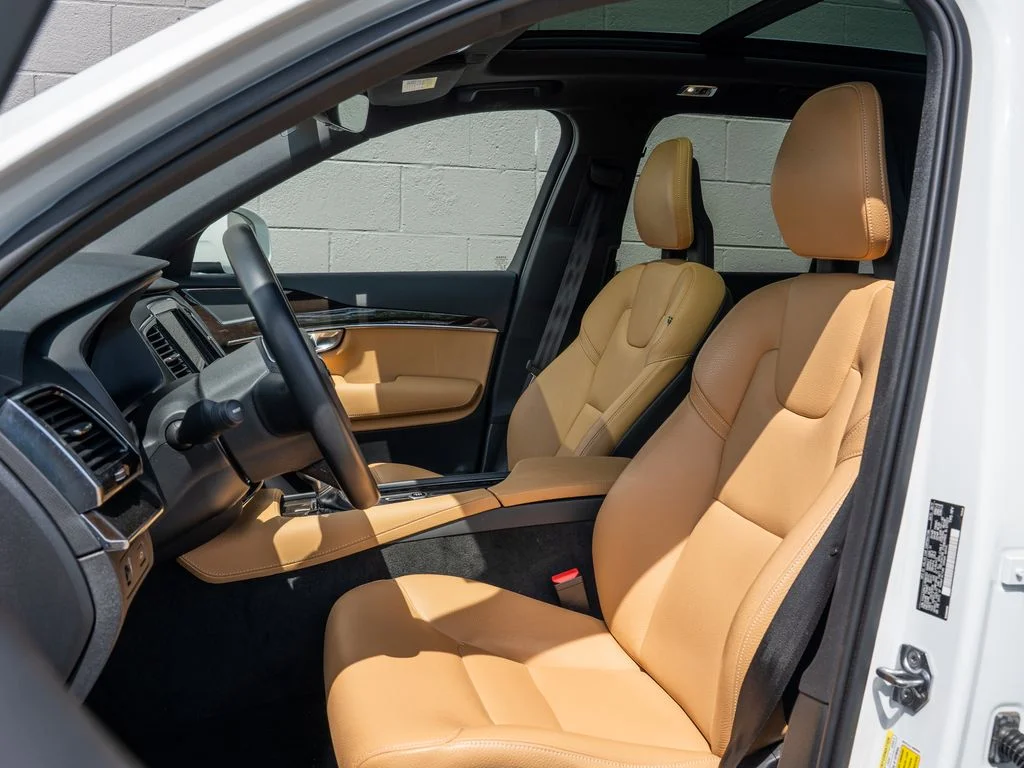 Used 2018 White Volvo T6 Momentum image 5