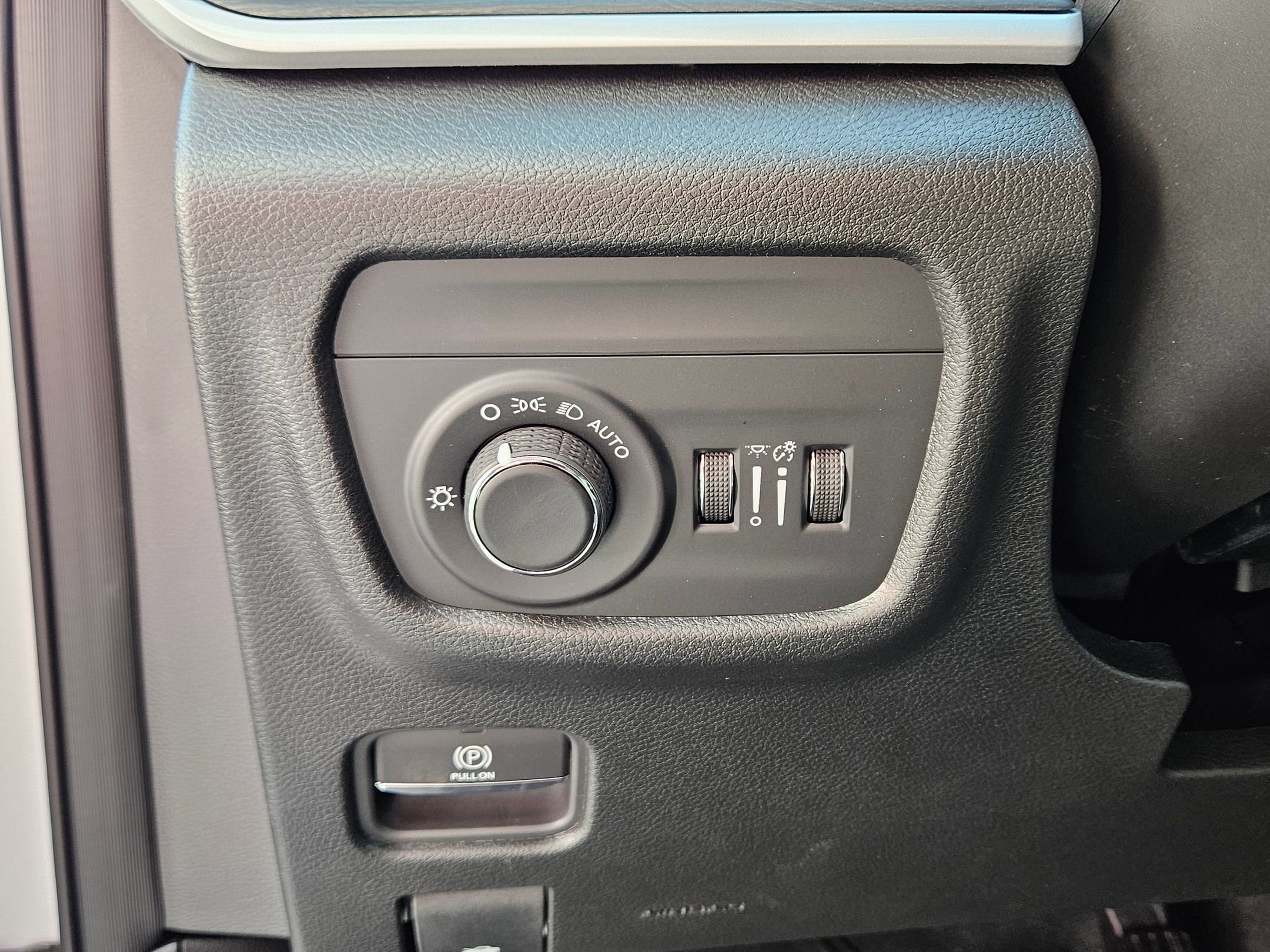 New 2026 Bright White Clear-Coat Exterior Paint Jeep Laredo Altitude image 18