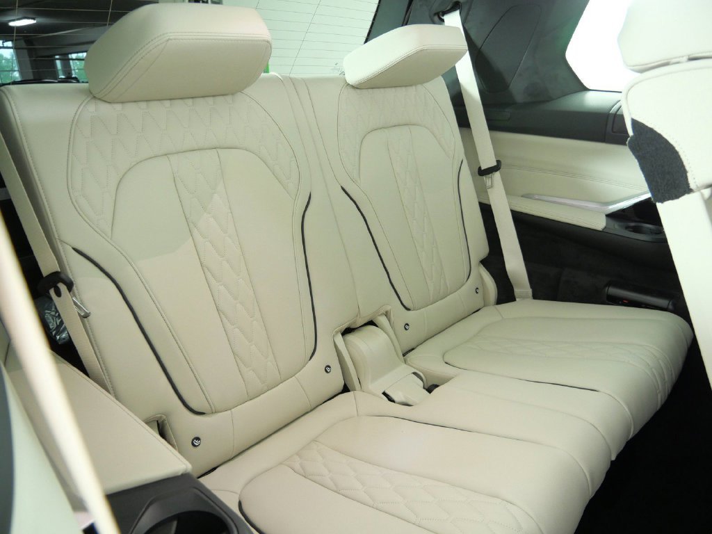 Used 2027 Mineral White Metallic BMW xDrive40i image 30