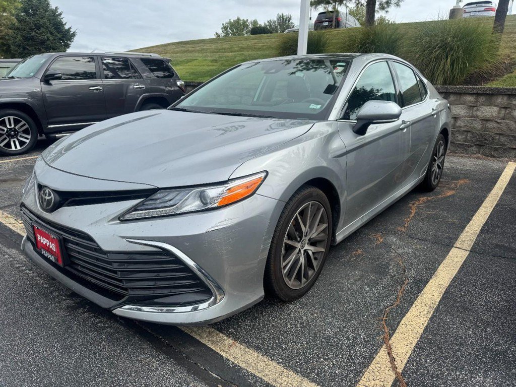 Used 2022 Silver Toyota XLE image 3