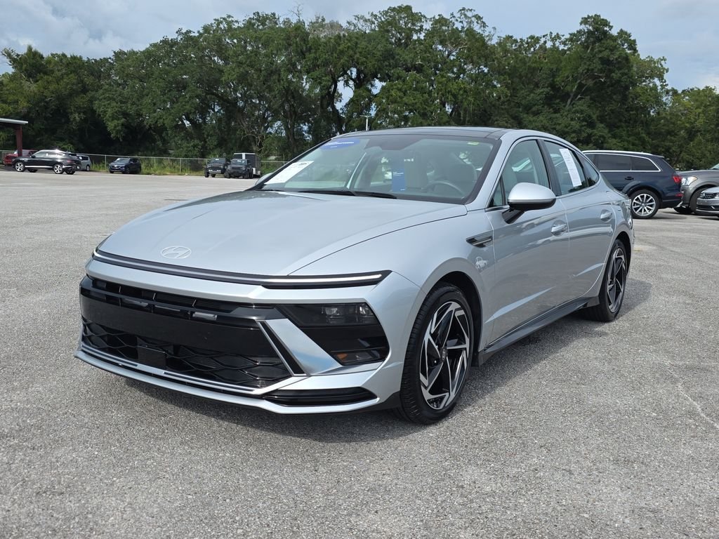 Used 2025 Aero Silver Hyundai SEL Convenience image 4