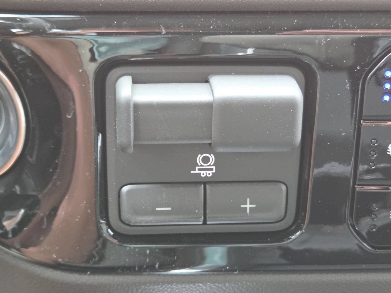 New 2026 Glacier White Tricoat GMC SLT image 13