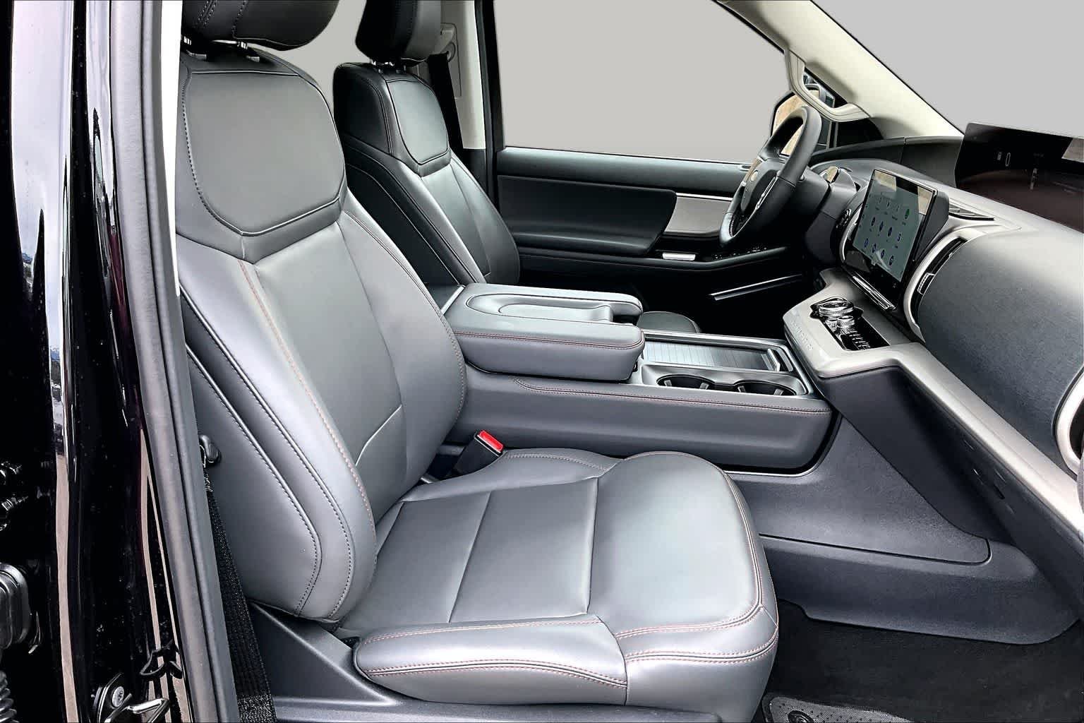 Used 2025 Agate Black Metallic Ford Active image 9