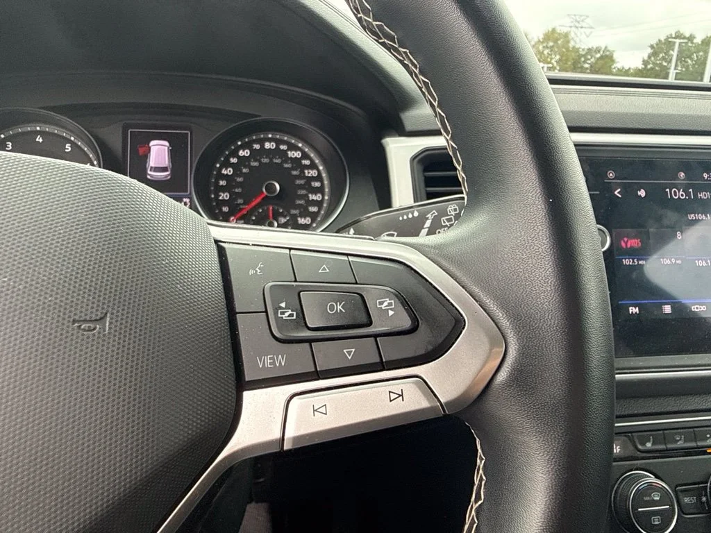 Used 2021 Black Volkswagen 3.6L V6 SE w/Technology image 9