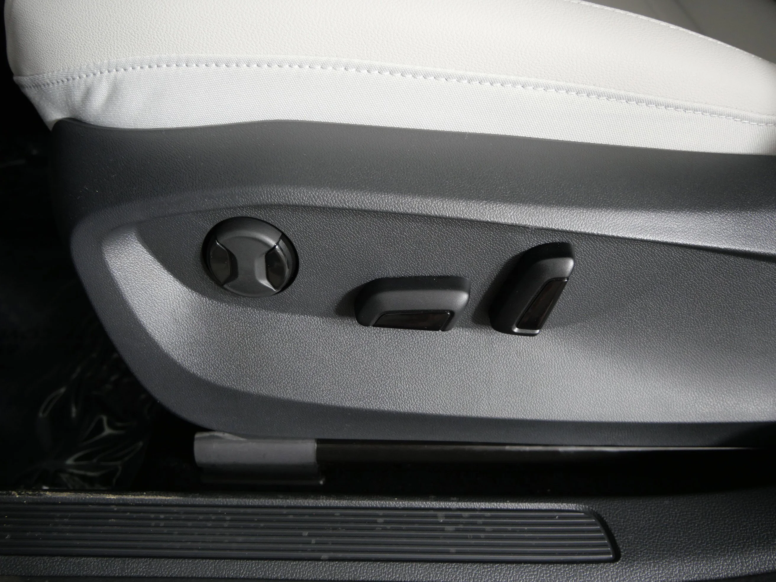 New 2026 Pure White Volkswagen SE image 20