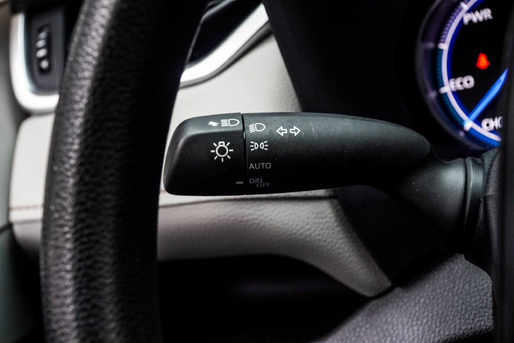 Used 2025 White Toyota XLE image 33