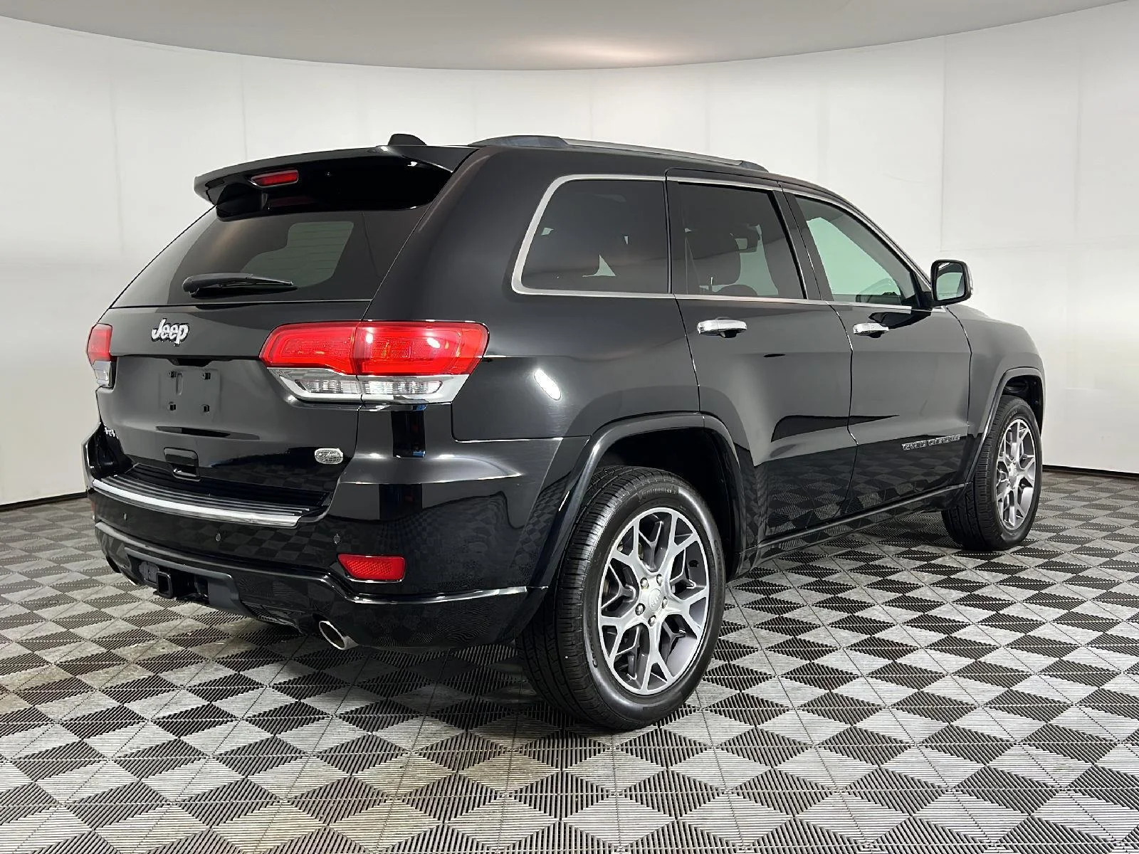Used 2020 Diamond Black Crystal Pearlcoat Jeep Overland image 5