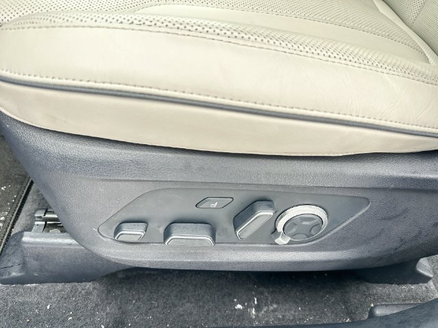 Used 2025 White Hyundai Calligraphy image 23