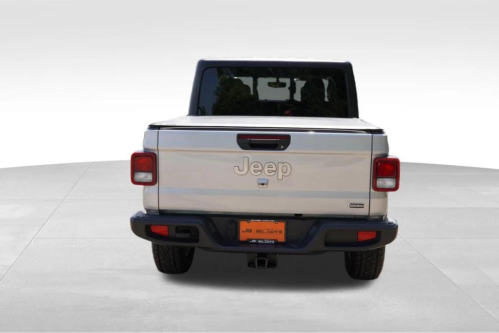 Used 2022 Silver Zynith Clearcoat Jeep Overland image 6