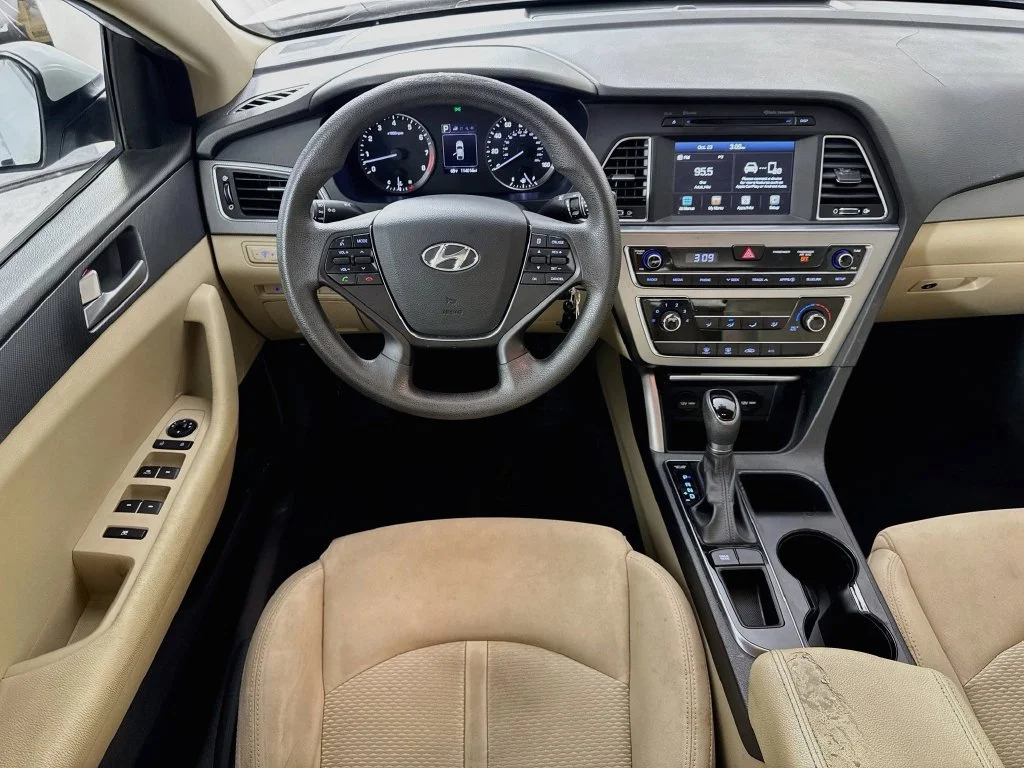 Used 2017 Quartz White Pearl Hyundai SE image 25
