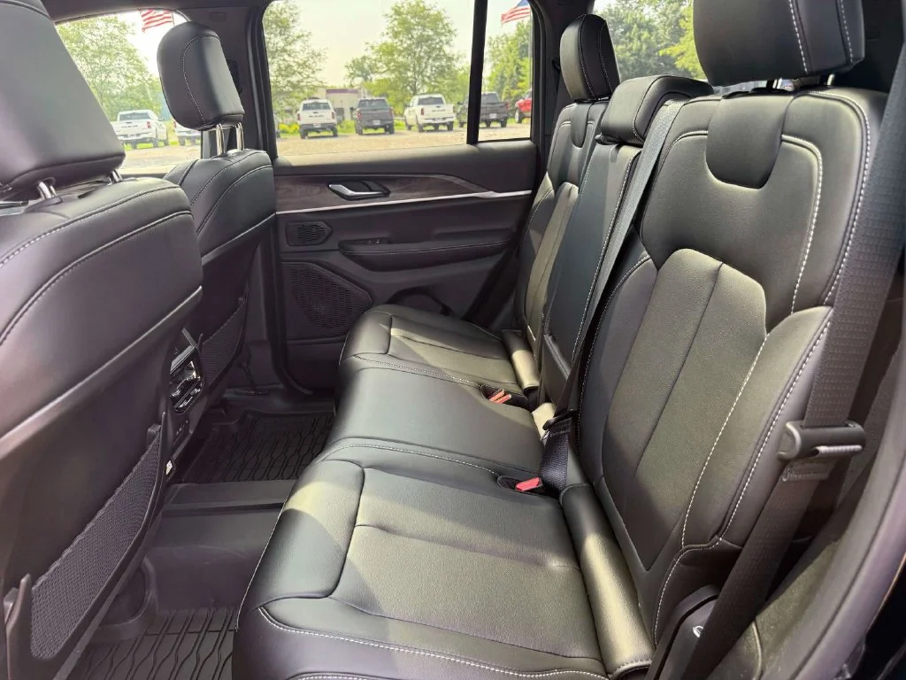 New 2026 Diamond Black Crystal Pearl-Coat Exterior Paint Jeep Limited image 11
