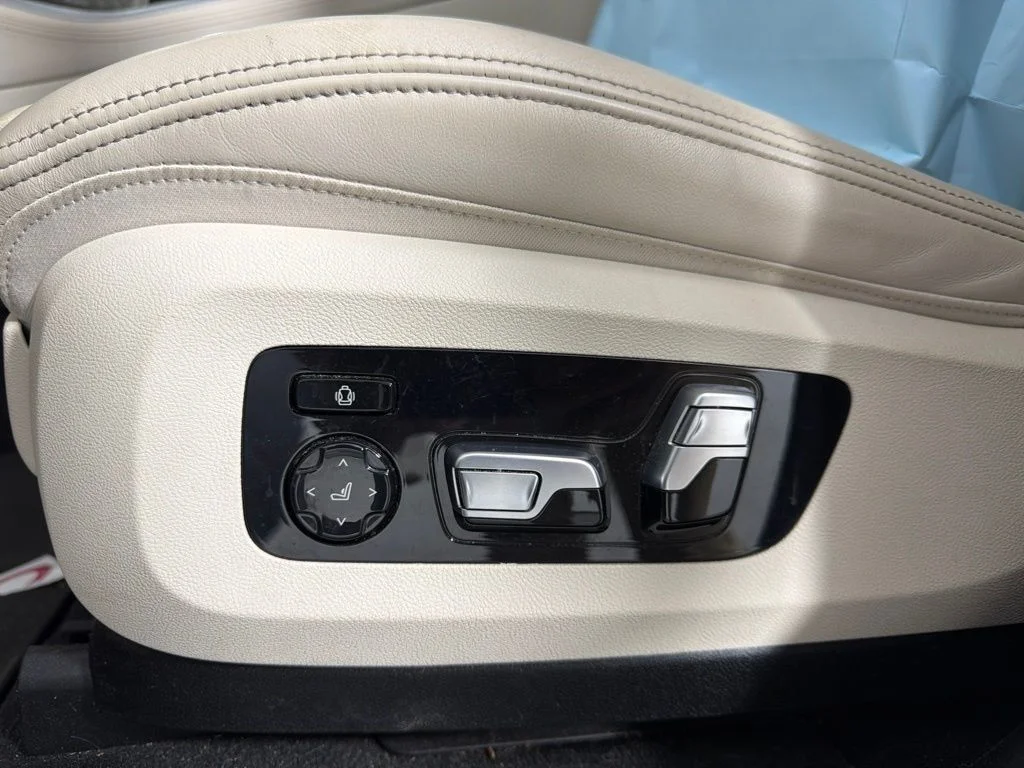 Used 2022 Mineral White Metallic BMW xDrive40i image 23