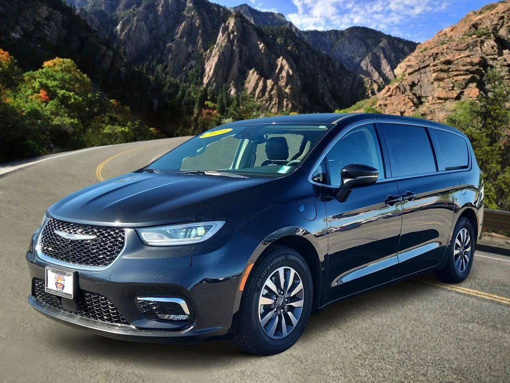 Used 2023 Black Chrysler Touring L image 5