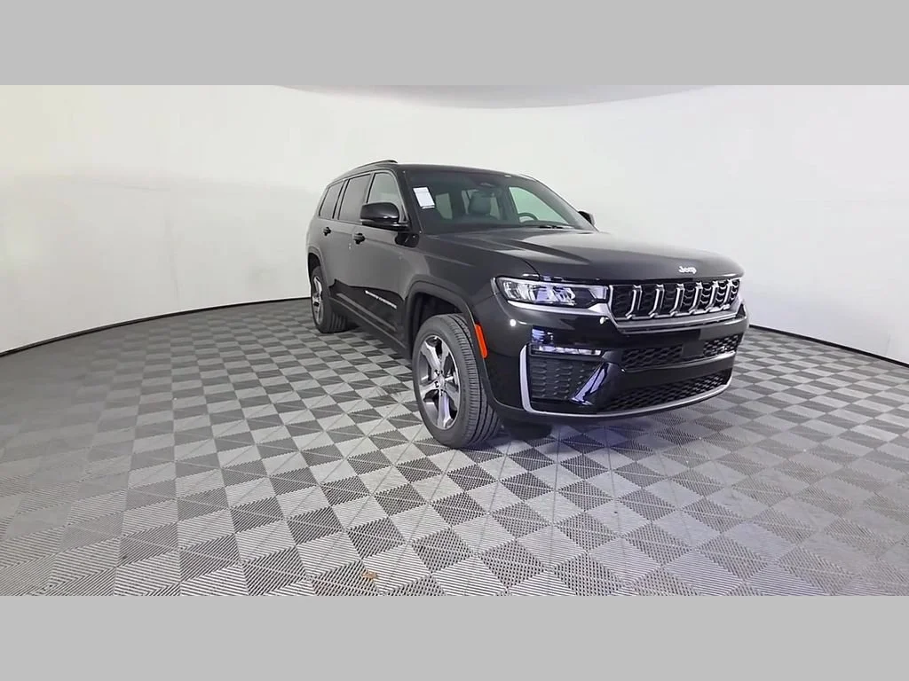 New 2026 Diamond Black Crystal Pearl-Coat Exterior Paint Jeep Limited image 39