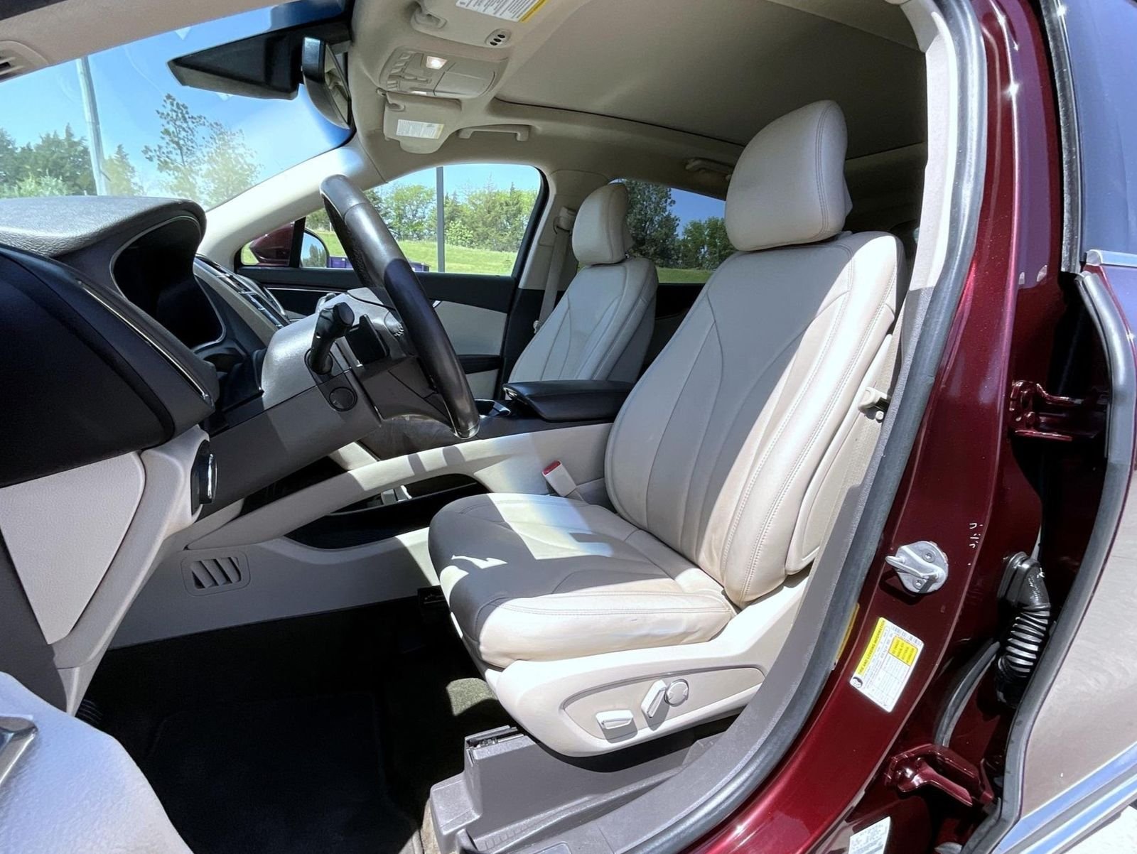Used 2017 Red Lincoln Reserve image 10