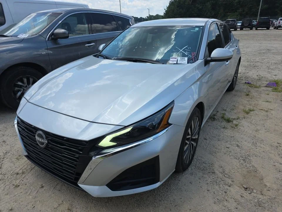 Certified Used 2023 Silver Nissan 2.5 SV image 2