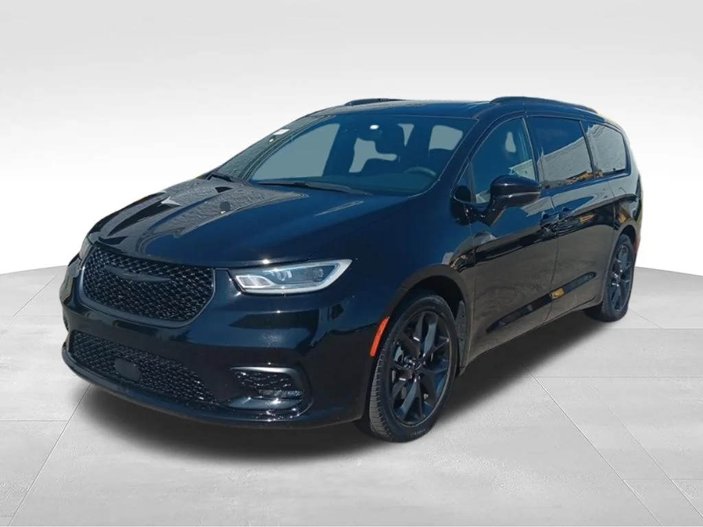 Used 2025 Diamond Black Crystal Pearlcoat Chrysler Limited image 3