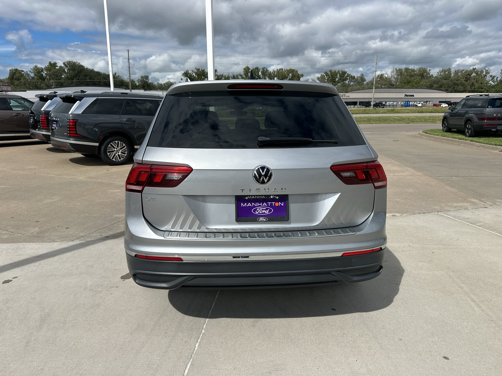 Used 2023 Pyrite Silver Metallic Volkswagen SE image 14