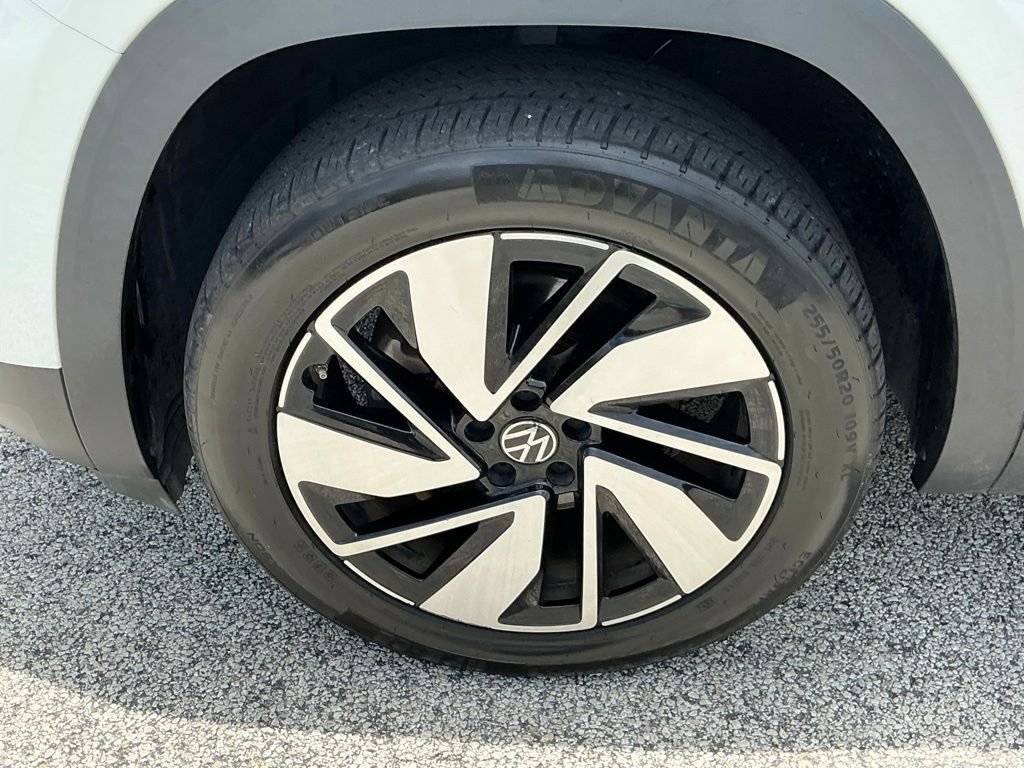 Used 2024  Volkswagen 2.0T SE w/Technology image 32