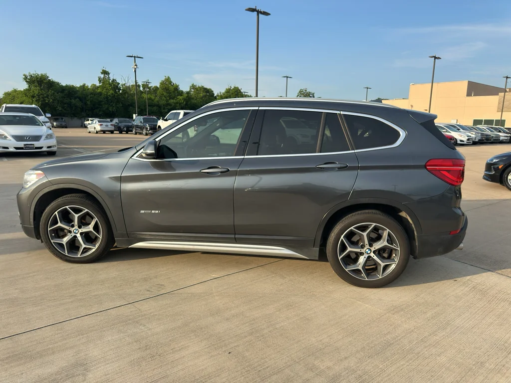 Used 2017 Mineral Gray Metallic BMW sDrive28i image 9