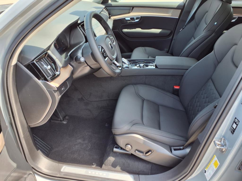 Used 2026 Vapour Grey Metallic Volvo Plus image 9