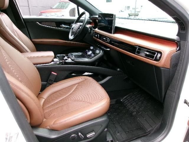 Used 2022 Pristine White Lincoln Reserve image 4