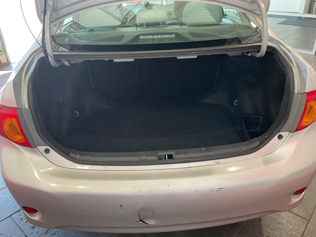 Used 2010  Toyota LE image 7