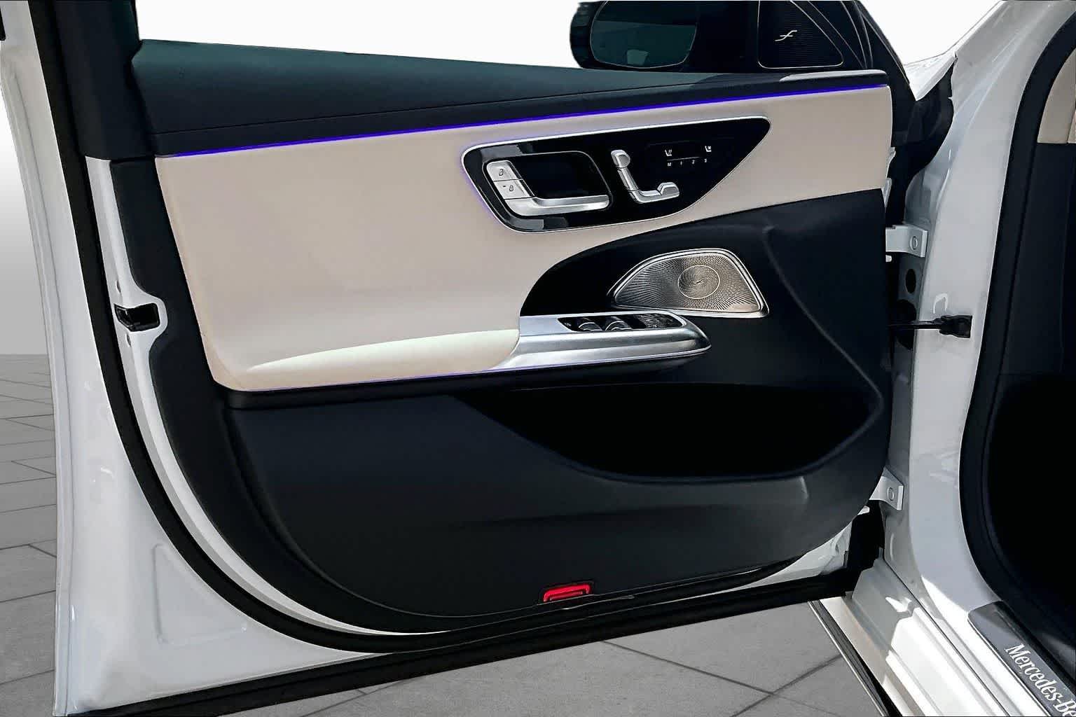 New 2026 MANUFAKTUR Moonlight White Metallic Mercedes-Benz E 450 image 15