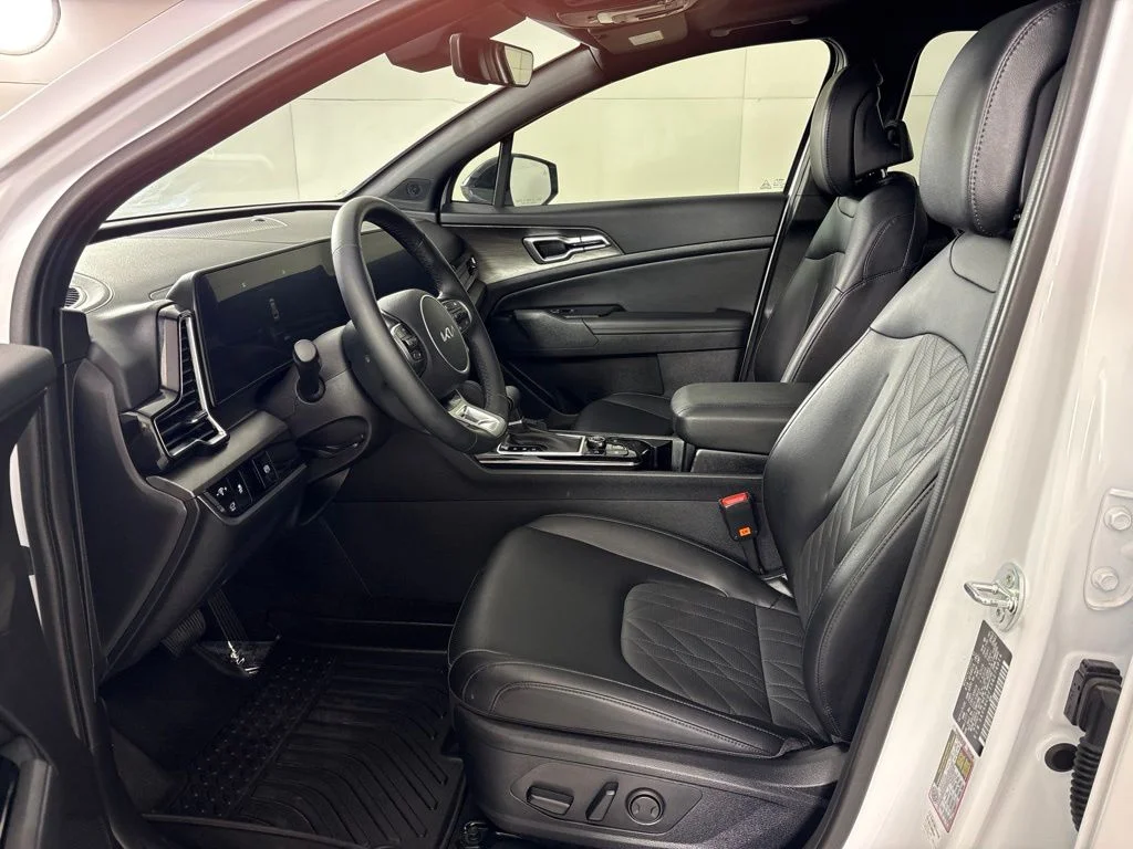 Used 2025 White Kia X-Line image 26
