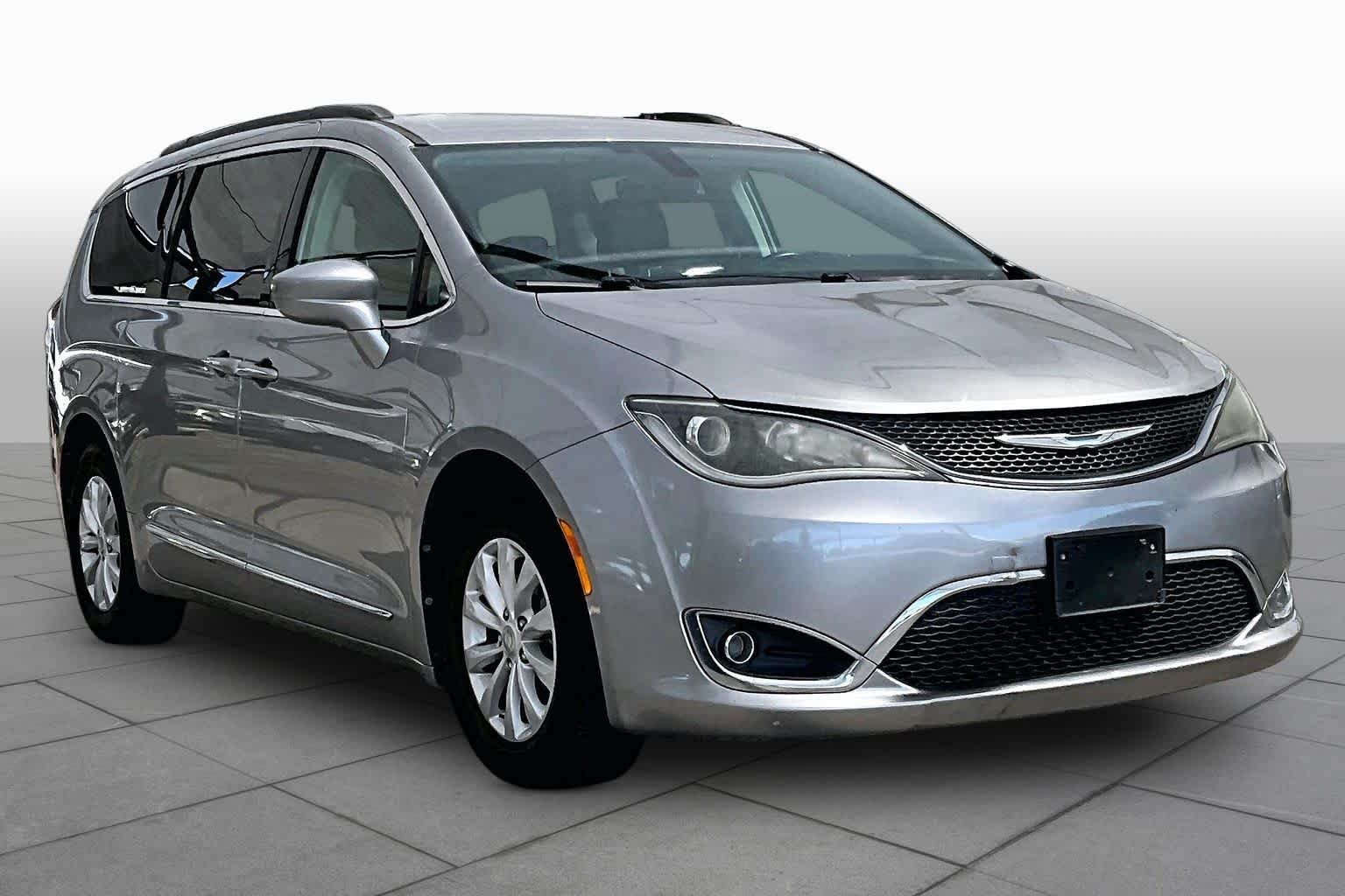 Used 2017 Billet Silver Metallic Clearcoat Chrysler Touring-L image 3