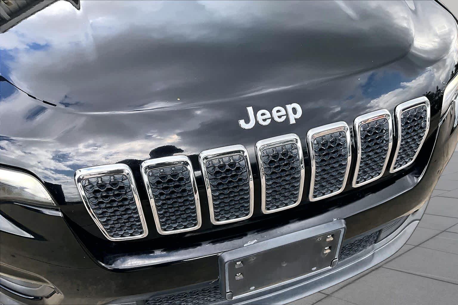Used 2019 Diamond Black Crystal Pearlcoat Jeep Latitude Plus image 29