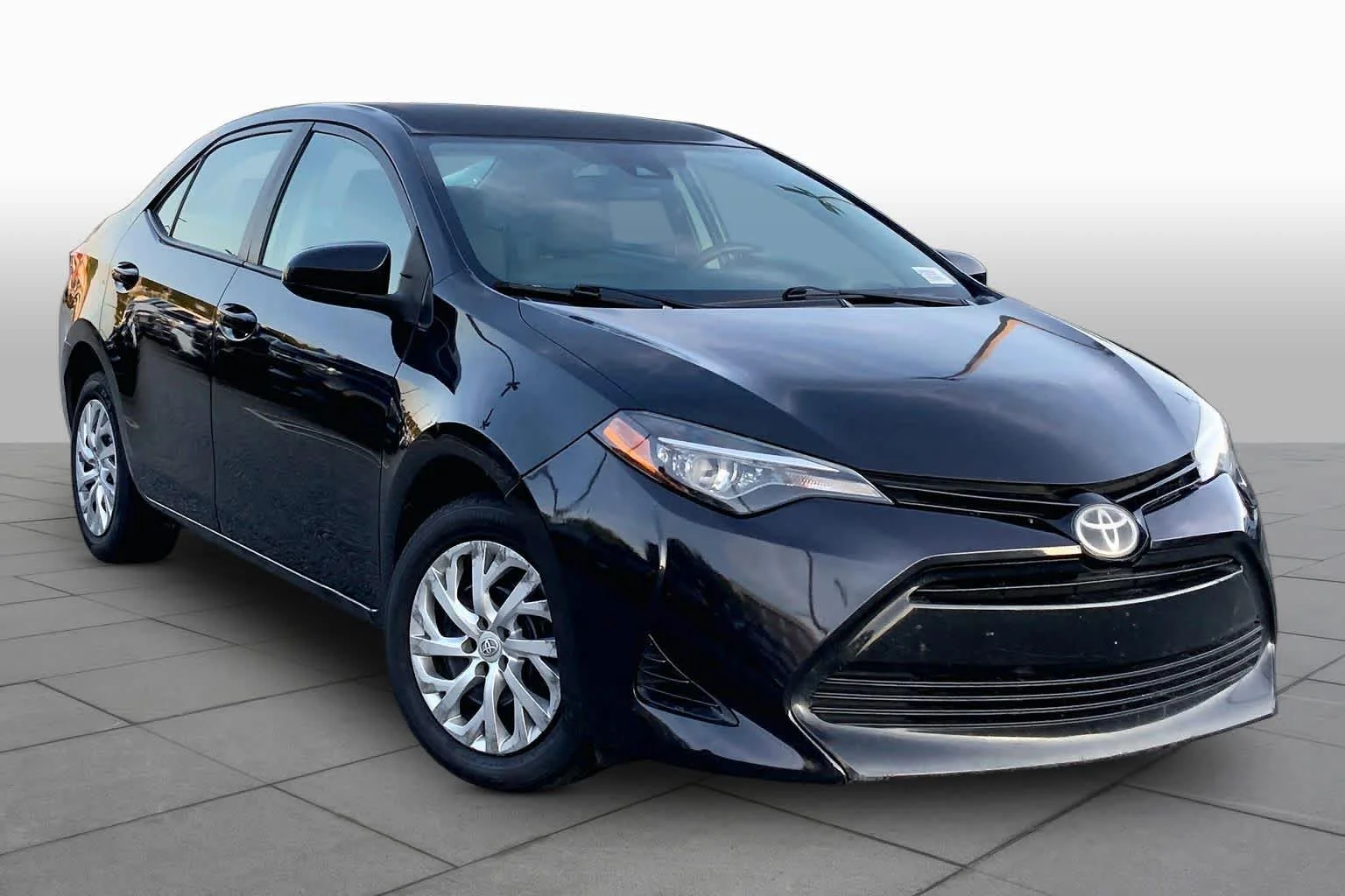 Used 2018 Toyota Corolla LE with VIN 5YFBURHE2JP828530 for sale in Columbus, GA