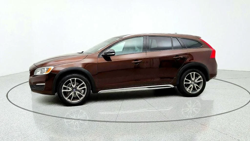 Used 2018 Rich Java Metallic Volvo T5 AWD w/ Convenience & BLIS Packages image 8