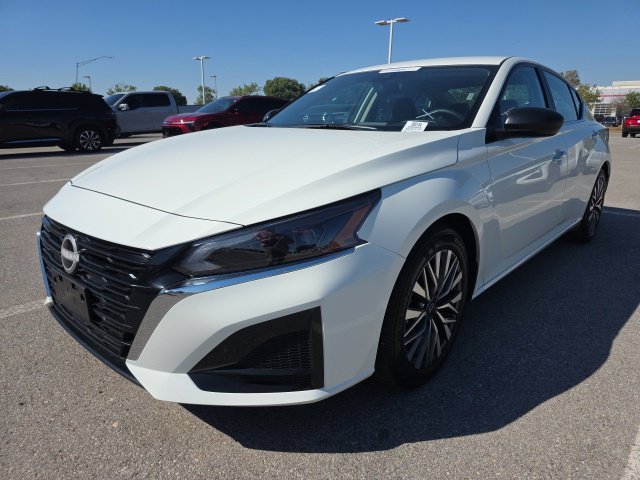 Used 2025 White Nissan 2.5 SV image 3