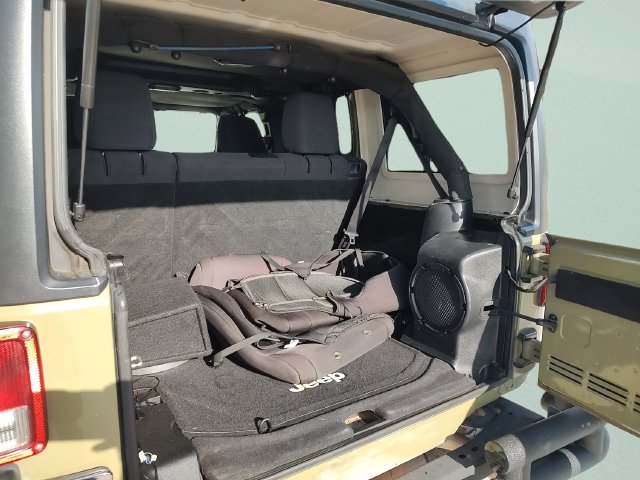 Used 2013 Green Jeep Unlimited Sport image 27